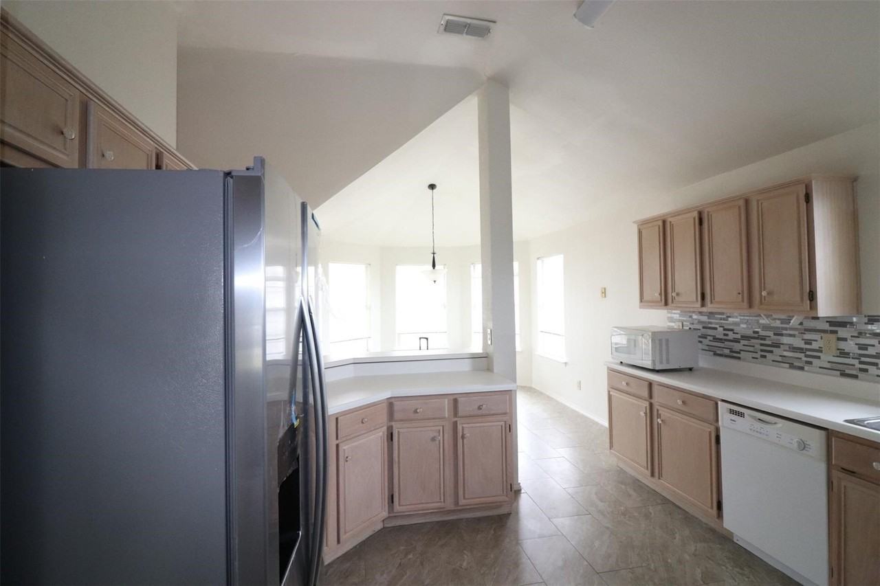 1101 Valley Branch Dr - Photo 4 of 10