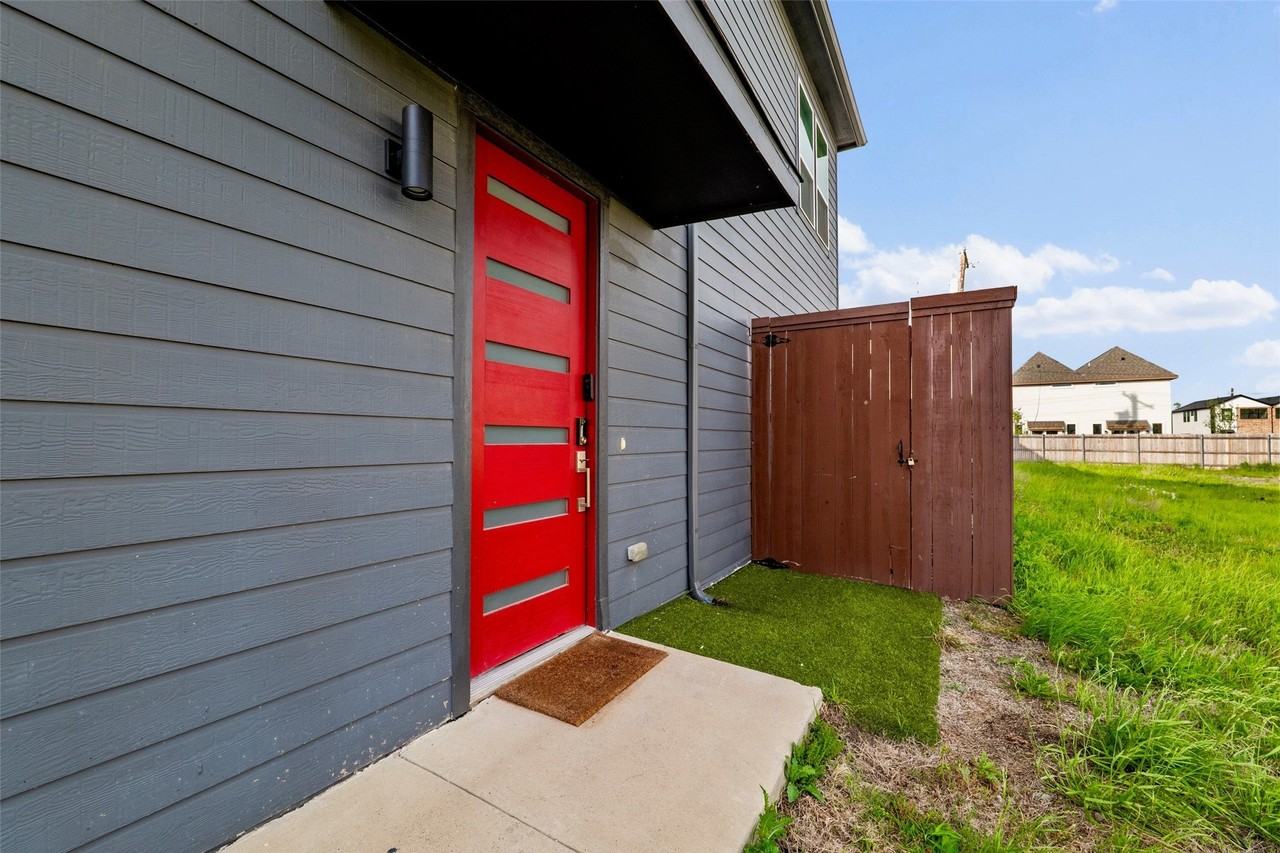 2406 Merlin St - Photo 2 of 36