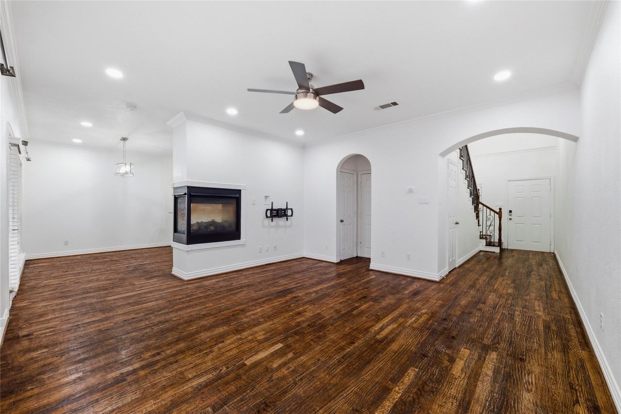4263 Towne Lake Ct - Photo 4 of 27