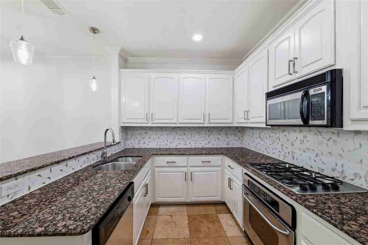 4263 Towne Lake Ct - Photo 7 of 27