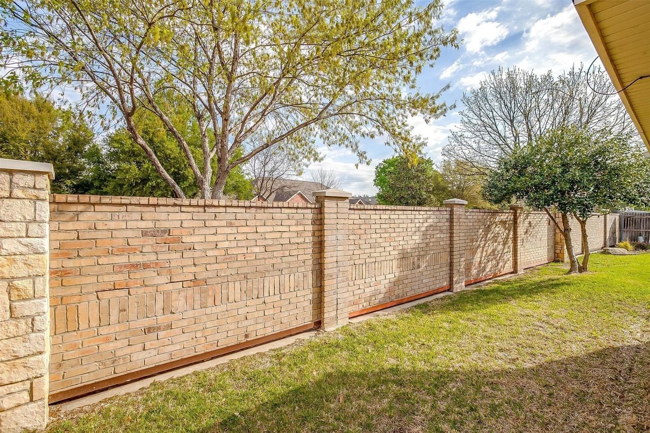 3212 Riverwood Dr - Photo 4 of 34