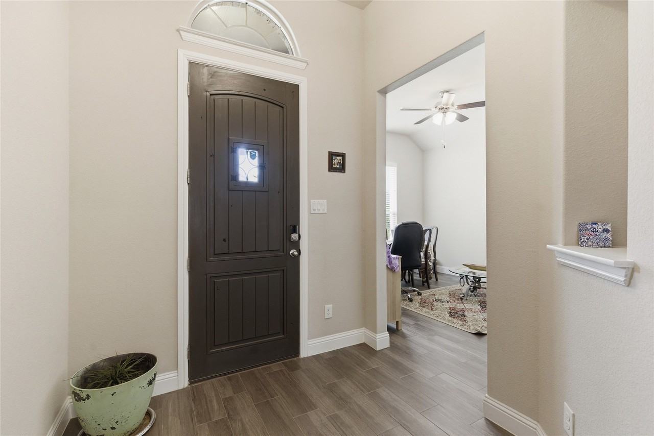 1012 Kensington Way - Photo 3 of 34
