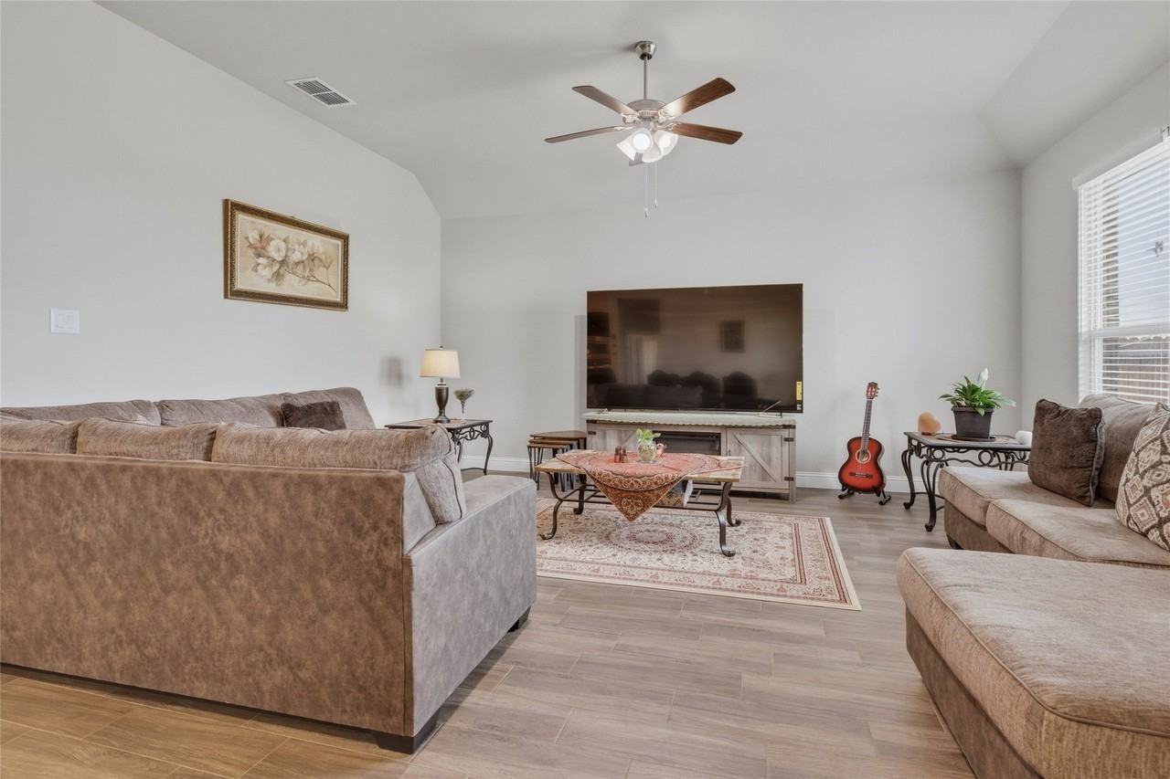 1012 Kensington Way - Photo 5 of 34