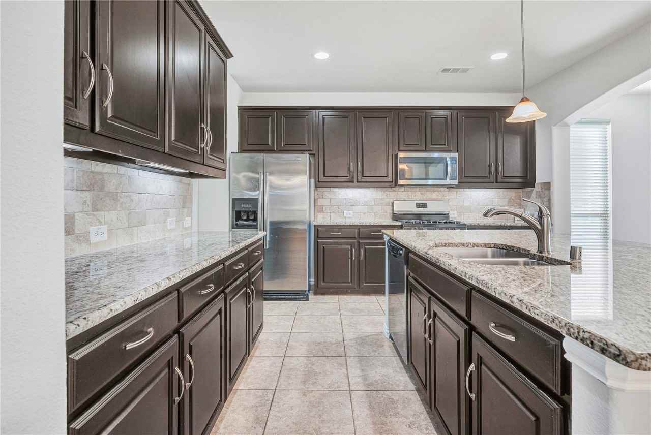 631 Kirby Dr - Photo 2 of 22