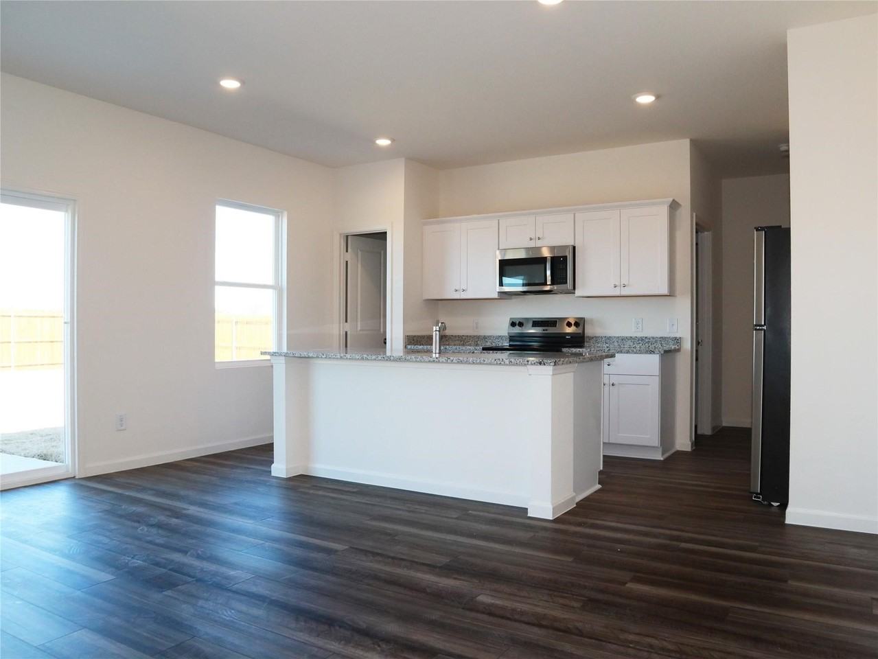 831 Lexington Ln - Photo 2 of 12