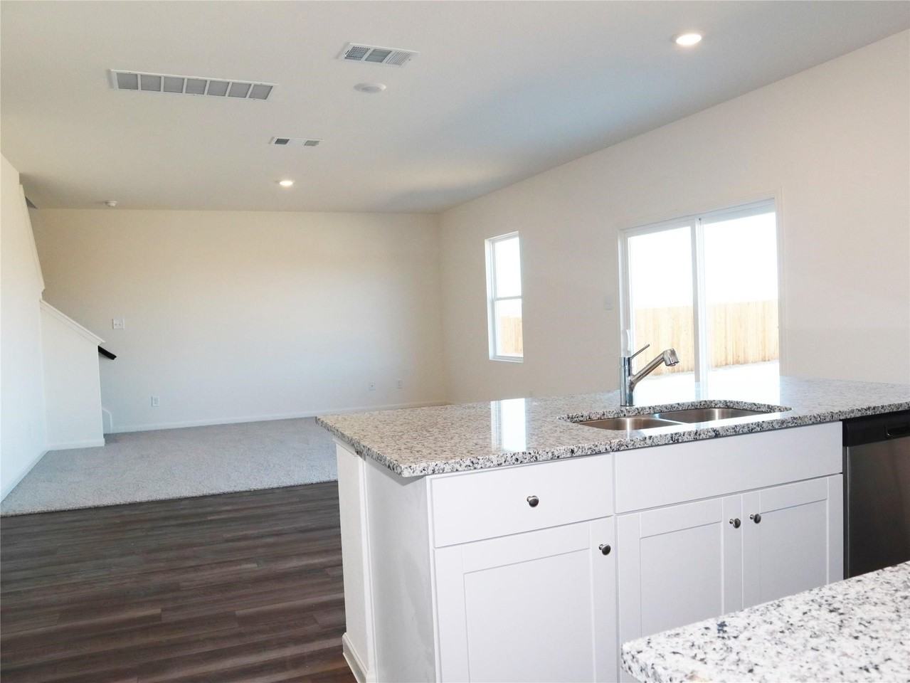 831 Lexington Ln - Photo 3 of 12