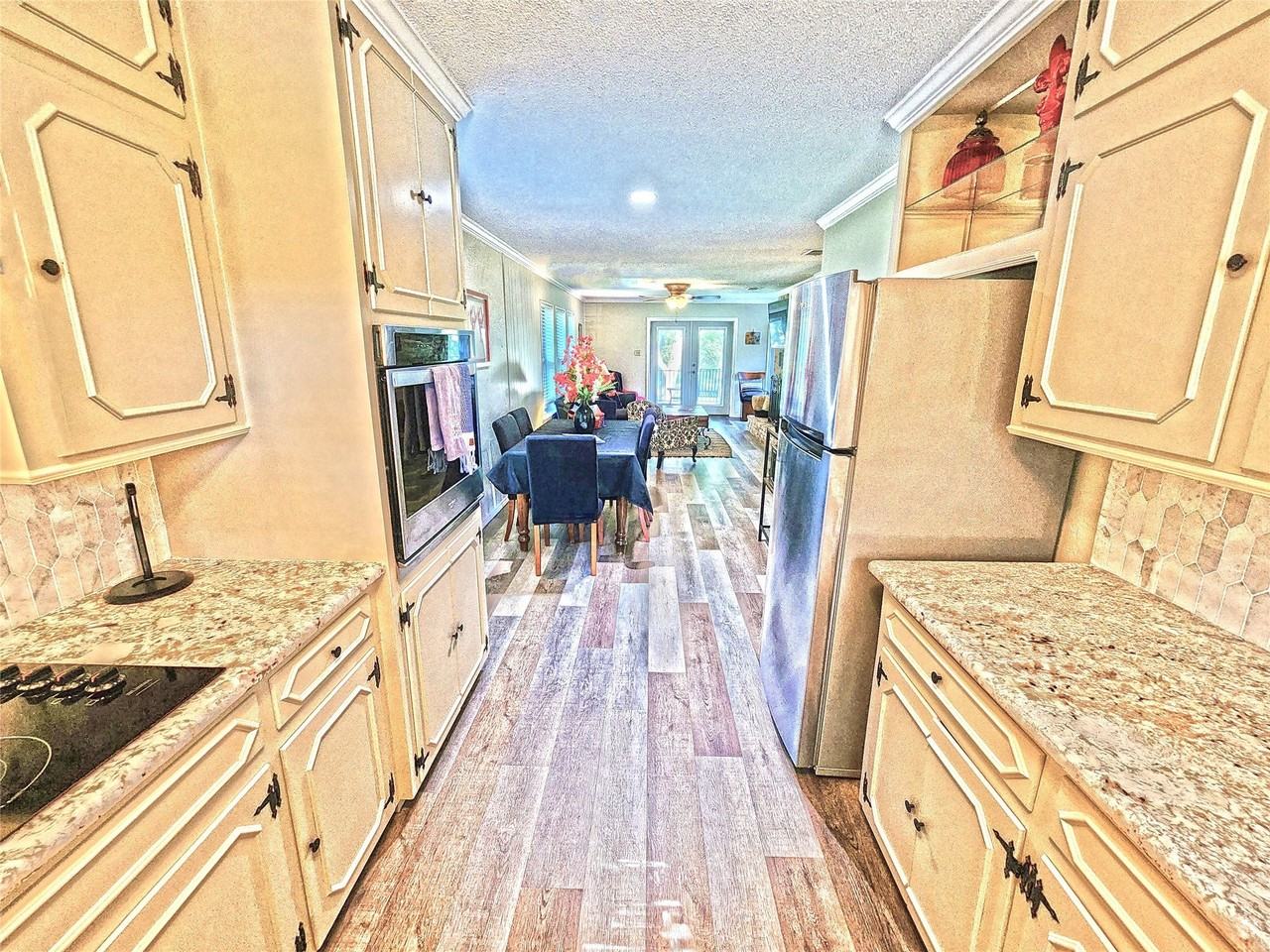 542 Wildewood Dr - Photo 4 of 22
