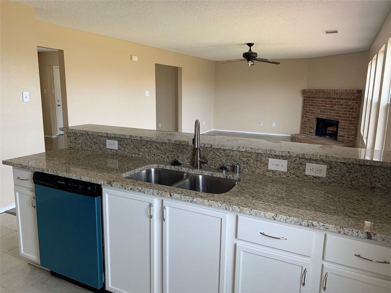 9512 George Bush Dr - Photo 4 of 12