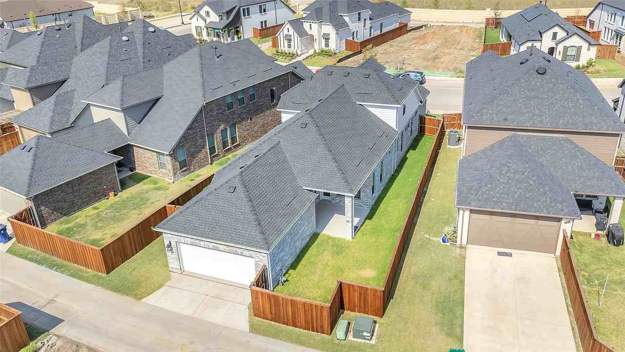 2410 Thavie St - Photo 5 of 37