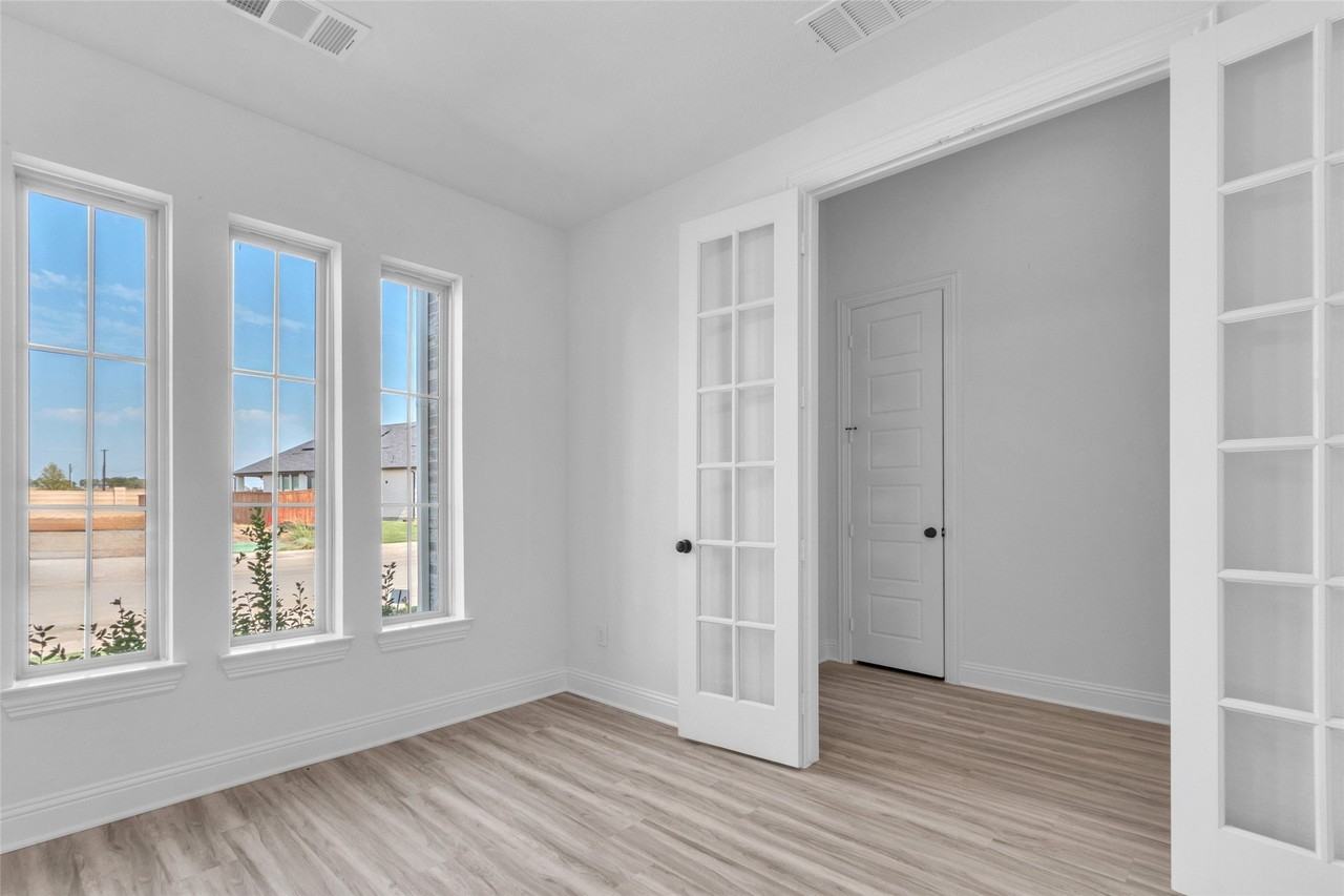 2410 Thavie St - Photo 7 of 37