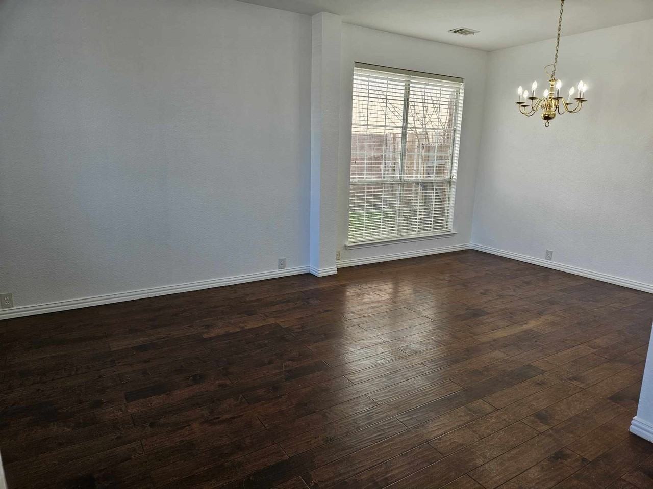 2104 Royal Oak Dr - Photo 5 of 38