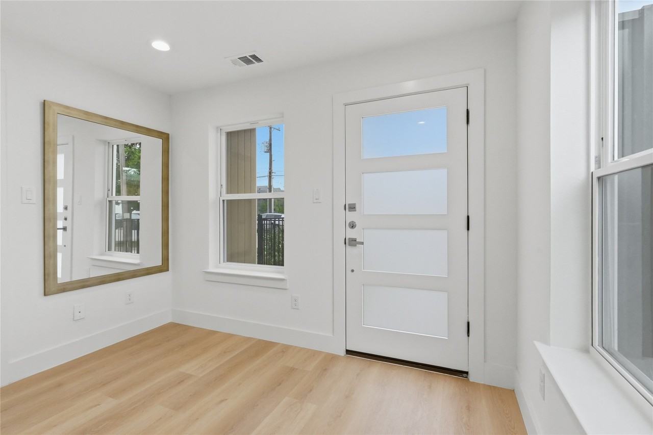 4315 San Jacinto St #101 - Photo 3 of 22