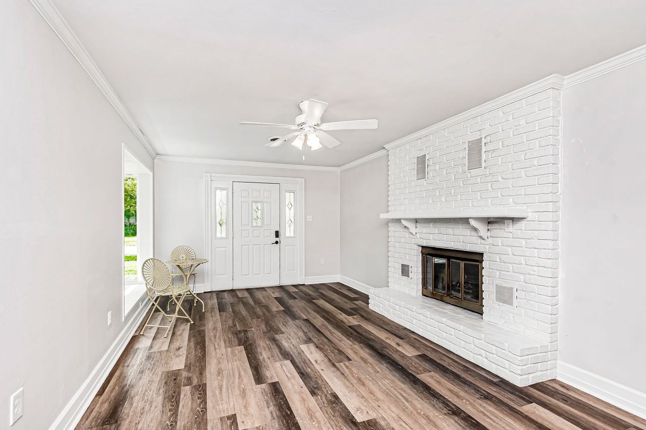 8245 Rainbow Dr - Photo 3 of 18