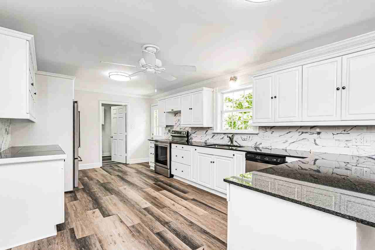 8245 Rainbow Dr - Photo 4 of 18