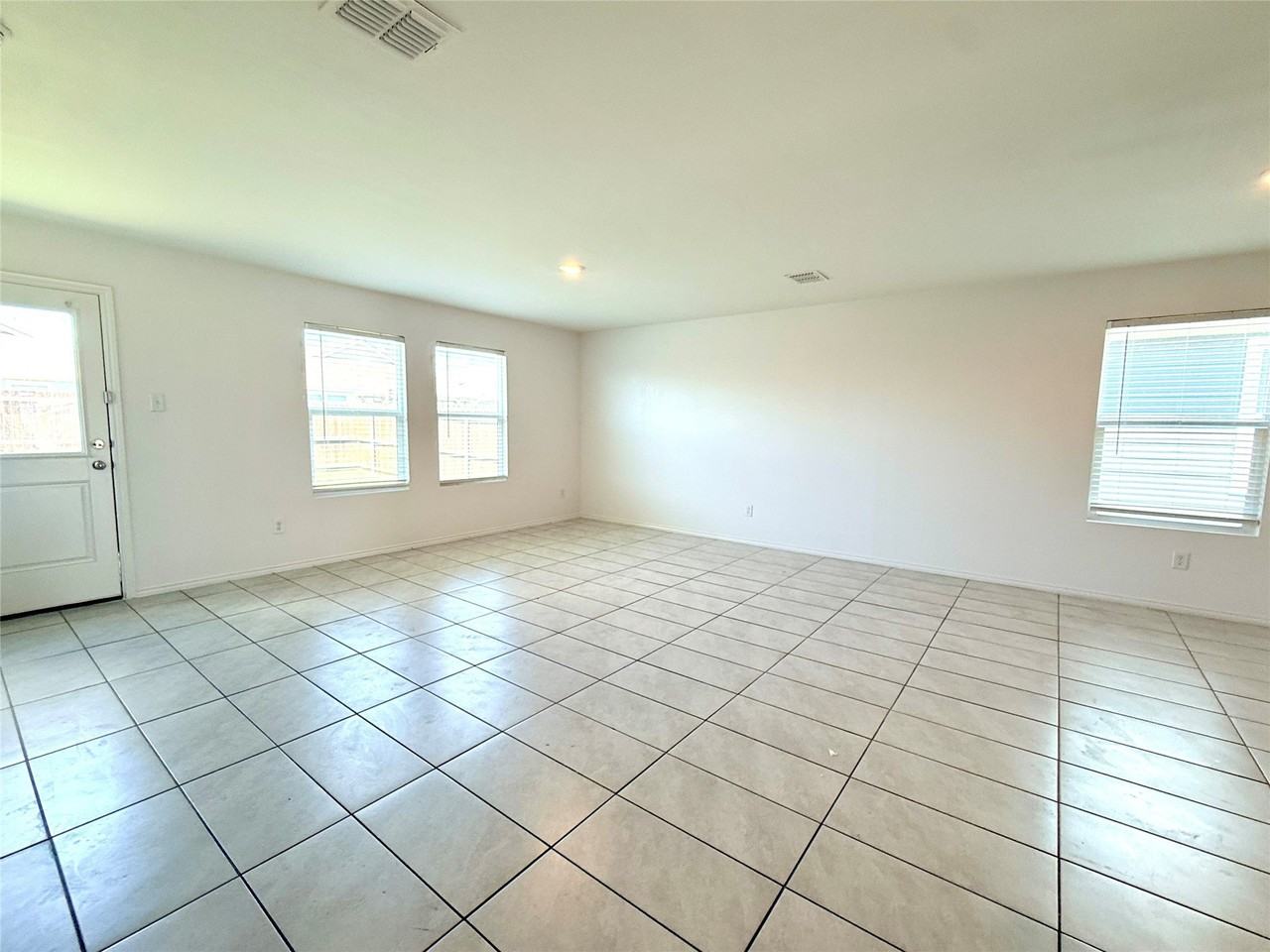 128 Honeysuckle St - Photo 5 of 19