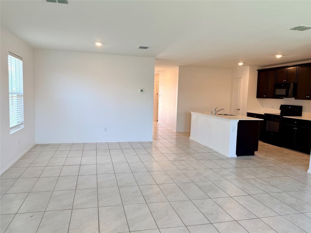 128 Honeysuckle St - Photo 6 of 19
