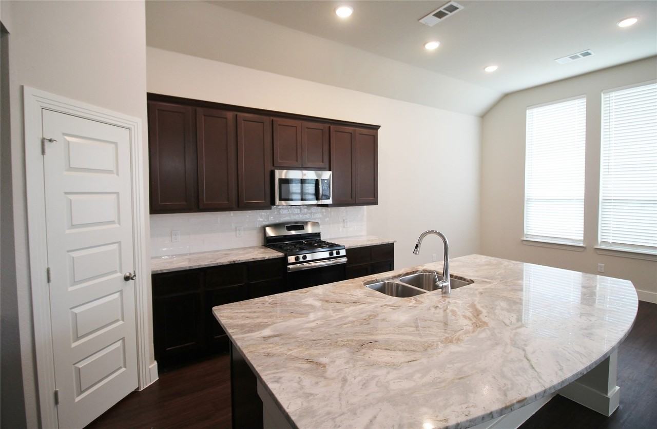 1665 Sheldon Dr - Photo 6 of 31
