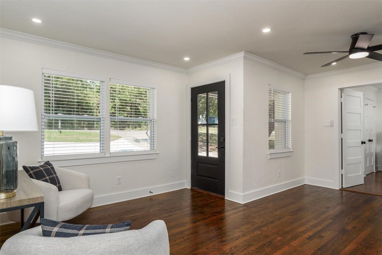 707 S College St - Photo 4 of 38