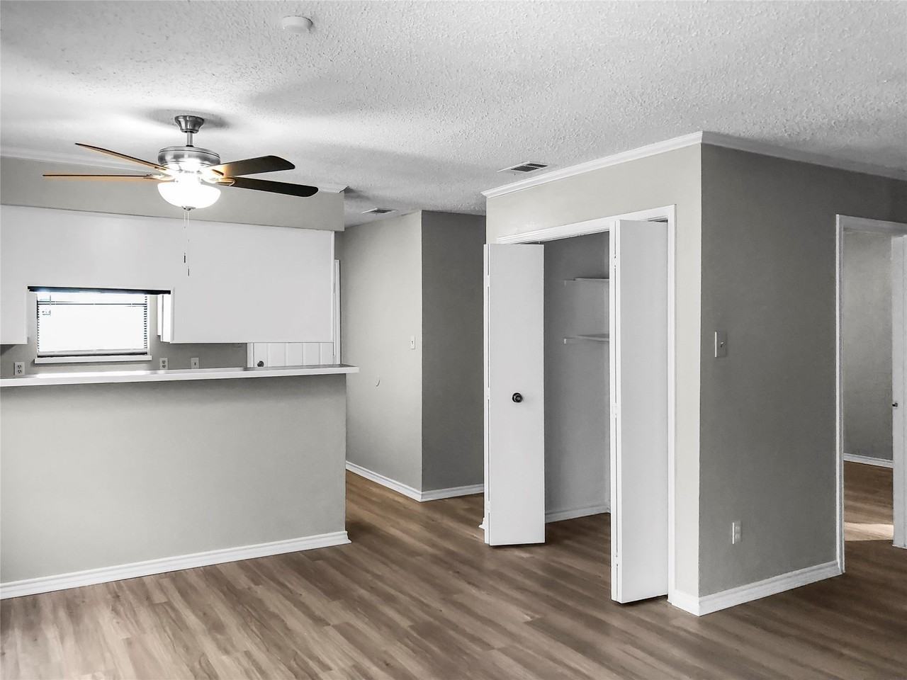 1114 Valley View Dr - Photo 3 of 13
