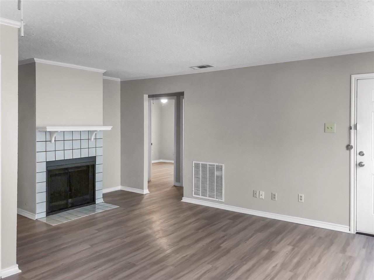 1114 Valley View Dr - Photo 4 of 13