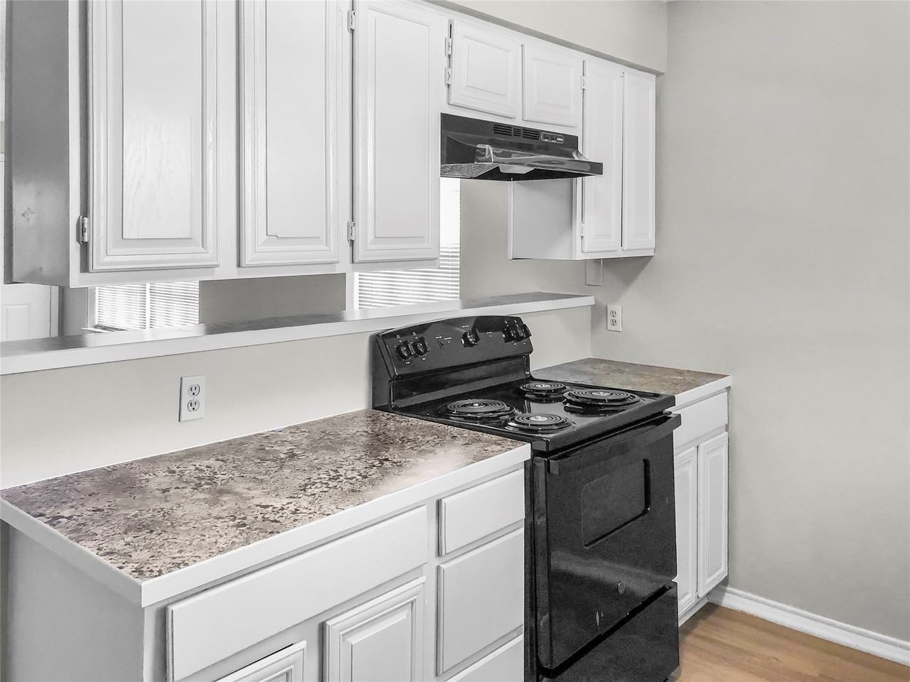 1114 Valley View Dr - Photo 5 of 13