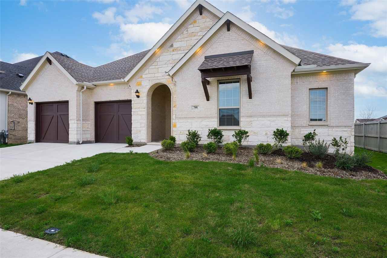 708 Blueberry Way - Photo 2 of 31