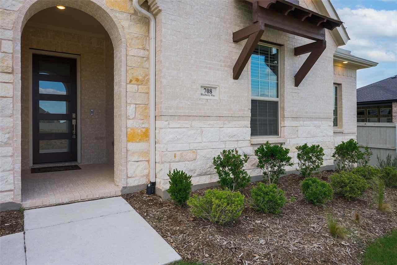 708 Blueberry Way - Photo 4 of 31