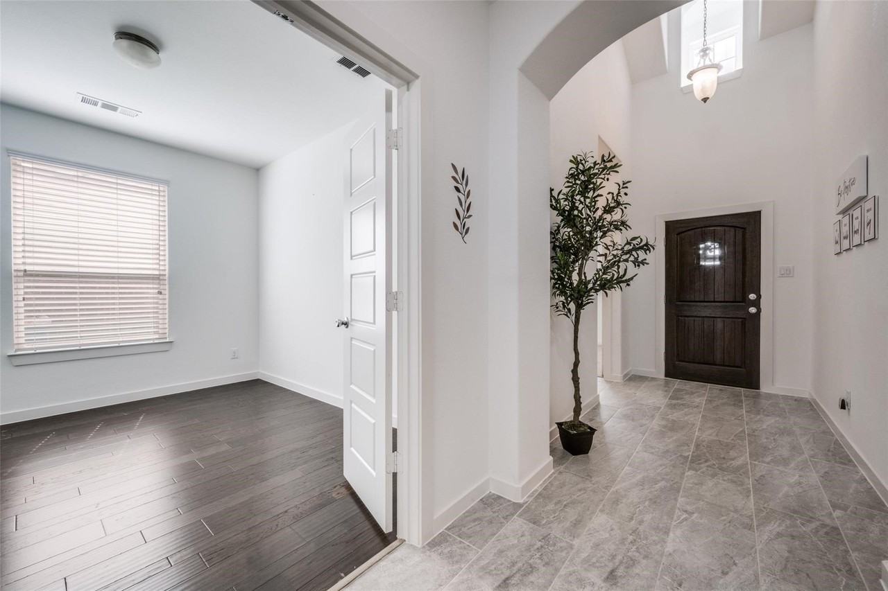 1728 Heron Way - Photo 2 of 34