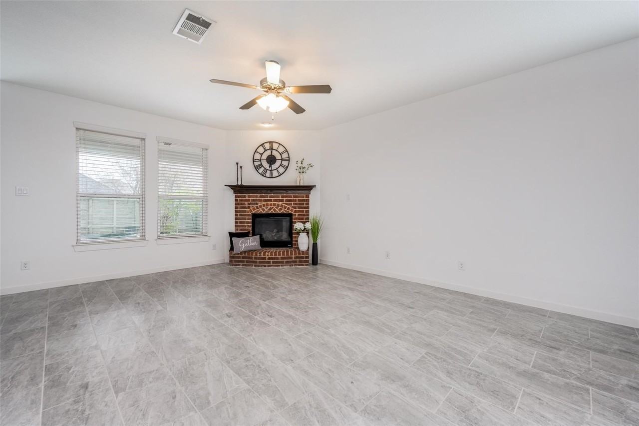 1728 Heron Way - Photo 3 of 34