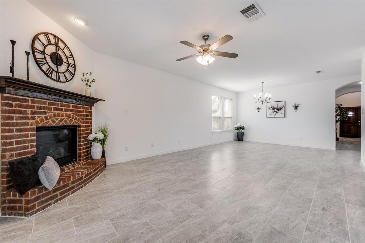1728 Heron Way - Photo 4 of 34