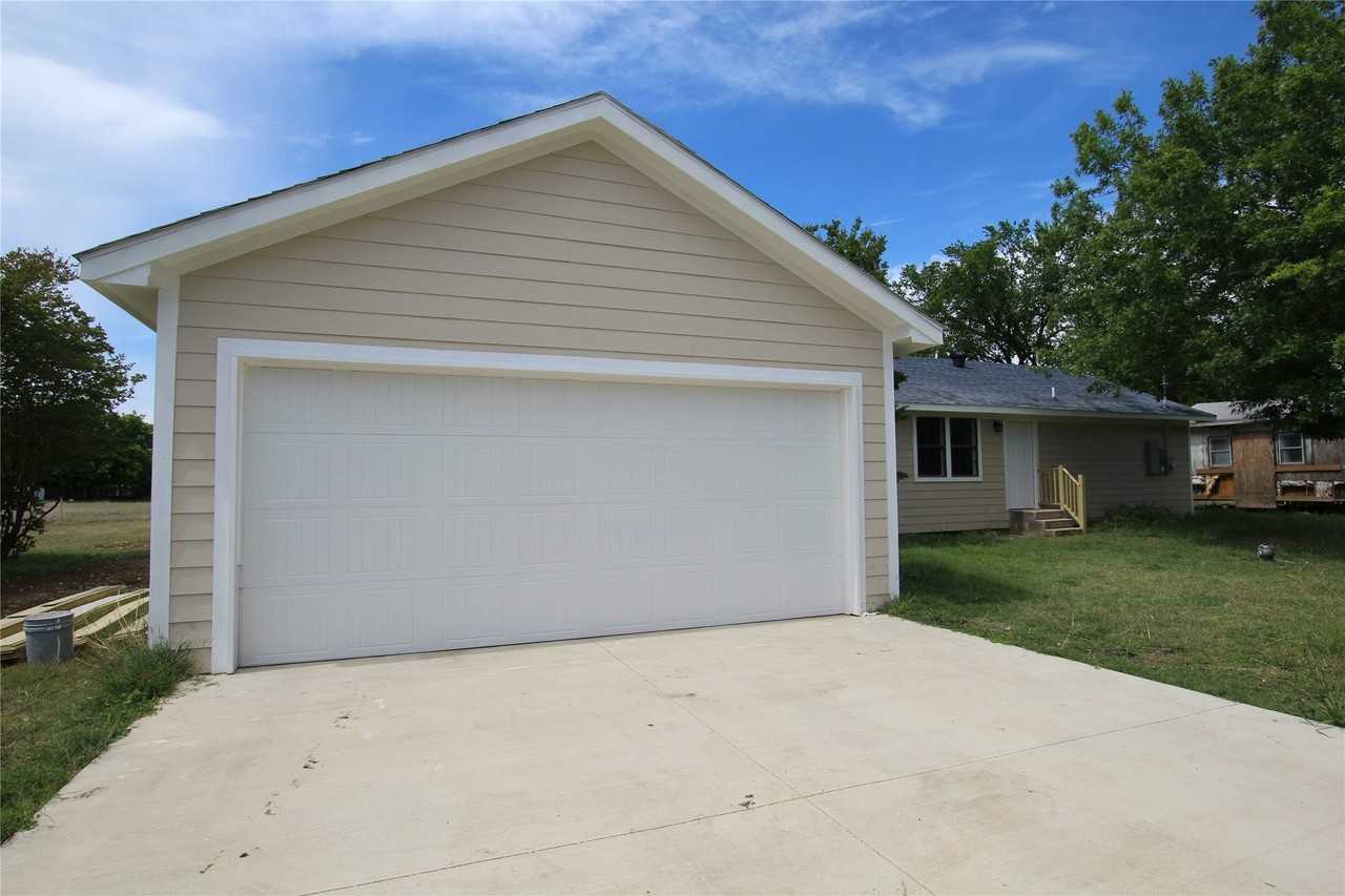 106 Austin St - Photo 2 of 12