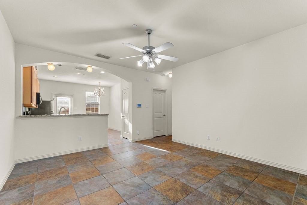 7904 Hannah St - Photo 6 of 32