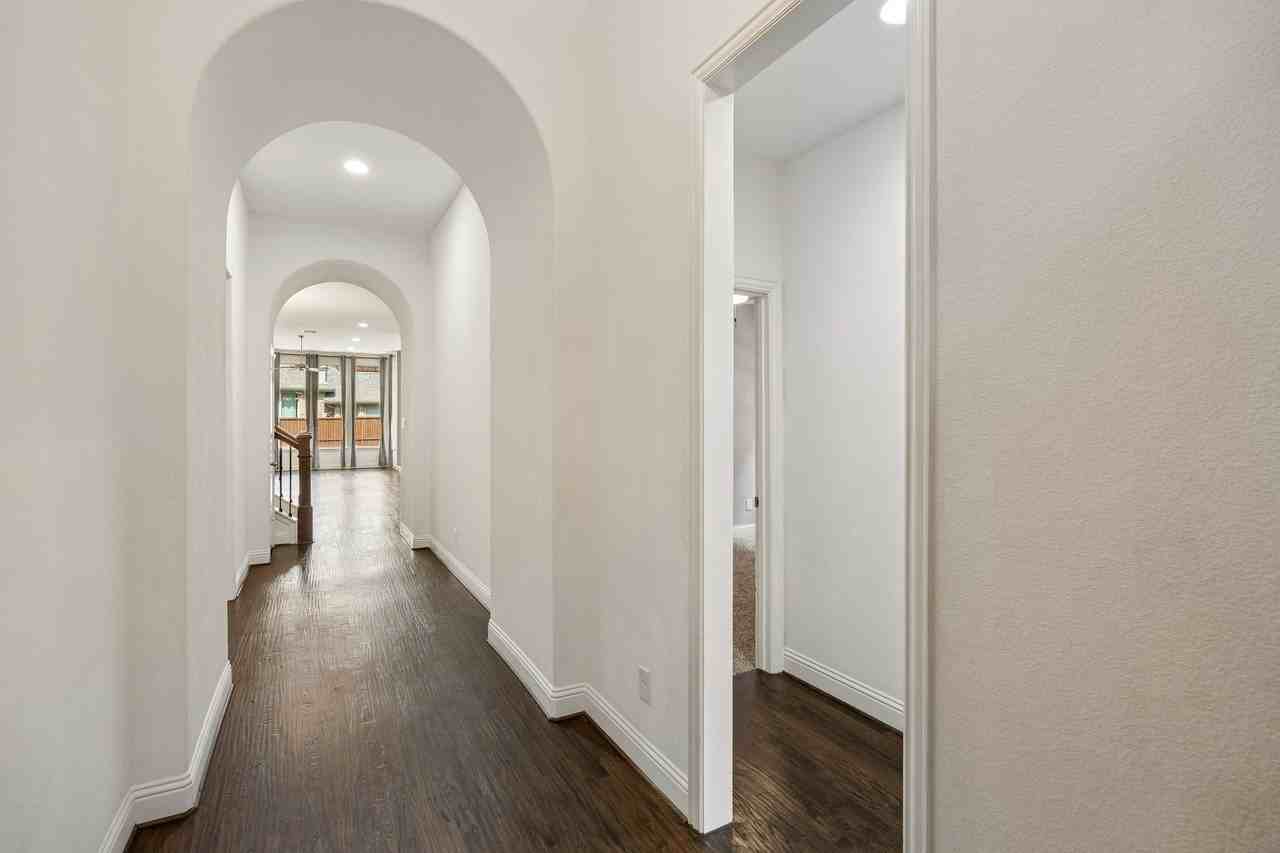 404 Warwick Blvd - Photo 3 of 35