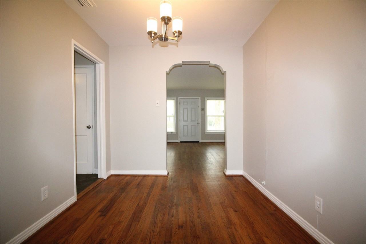 10415 Losa Dr - Photo 3 of 31