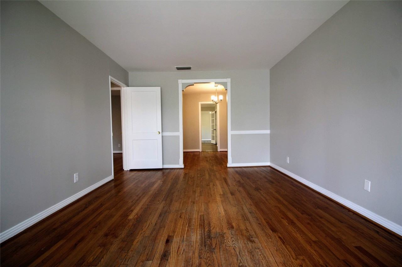 10415 Losa Dr - Photo 4 of 31