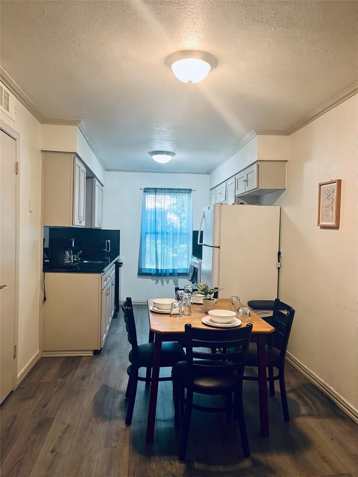 2206 Statler Dr - Photo 3 of 37