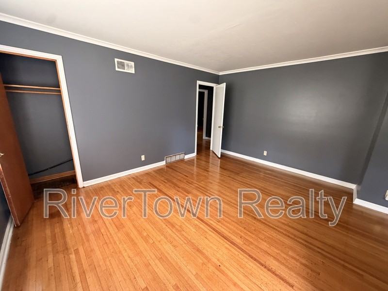 1517 Baxter Ave - Photo 3 of 13