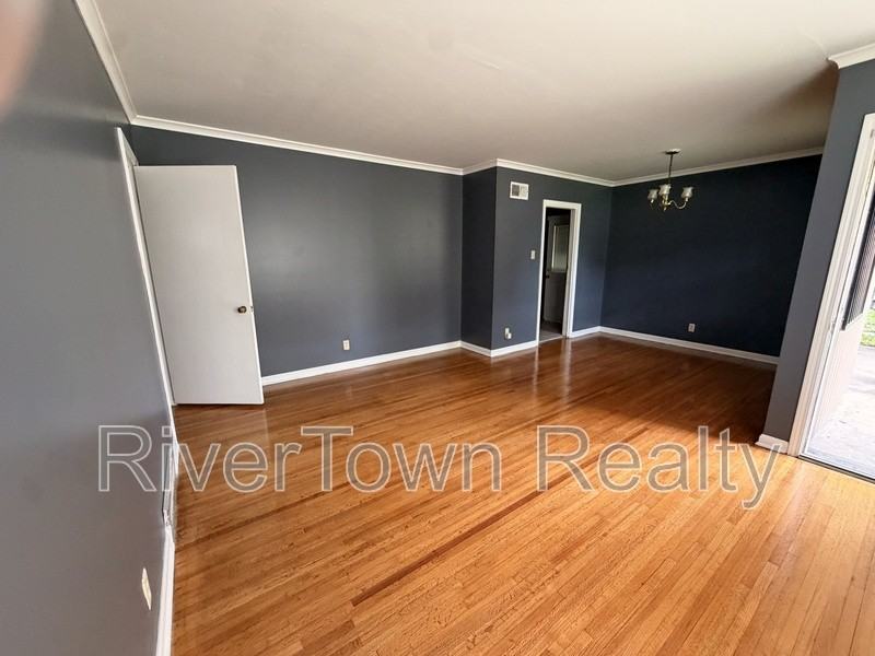 1517 Baxter Ave - Photo 4 of 13