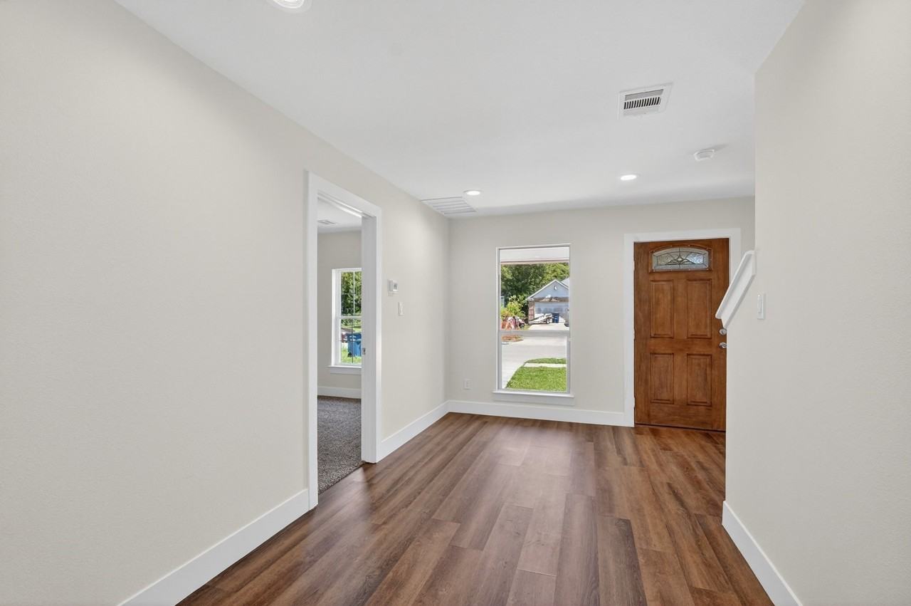 4002 Falls Dr - Photo 4 of 24