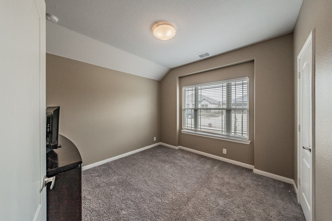 1116 Kingbird Ln - Photo 3 of 31