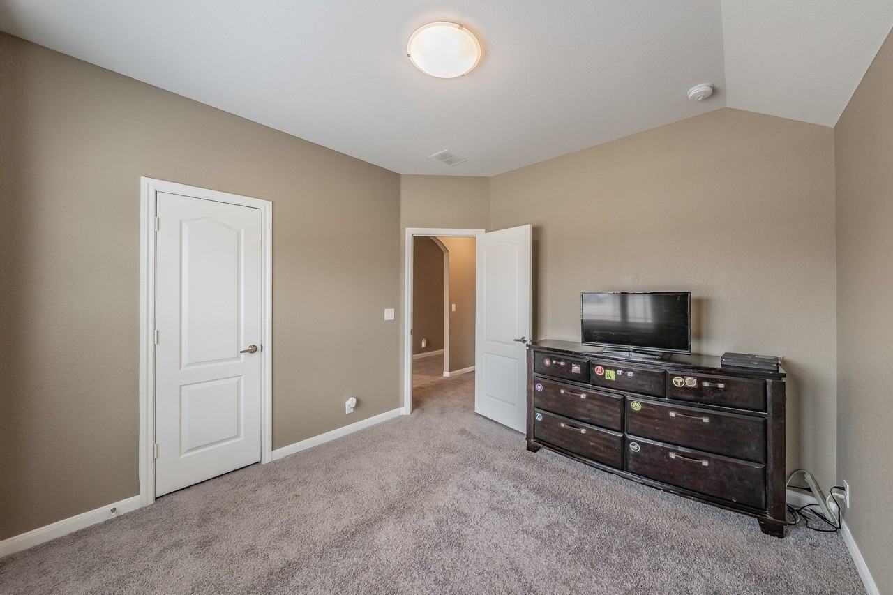 1116 Kingbird Ln - Photo 4 of 31