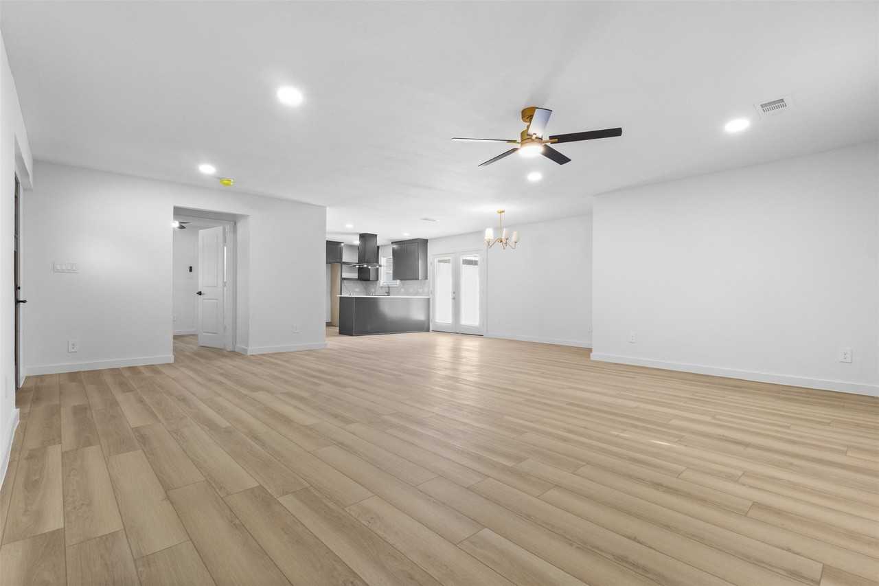 3022 Valwood Pkwy - Photo 2 of 13
