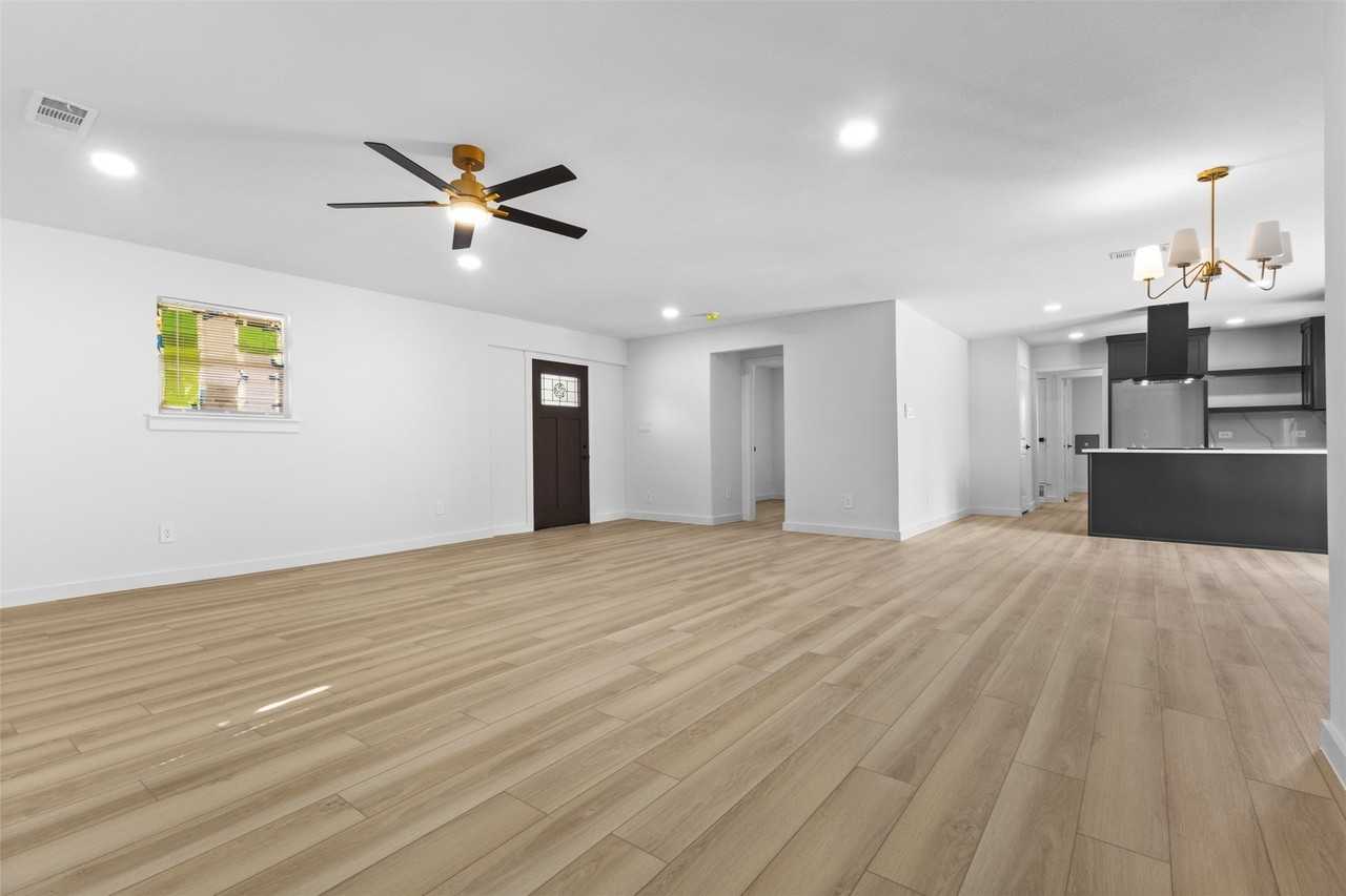 3022 Valwood Pkwy - Photo 3 of 13