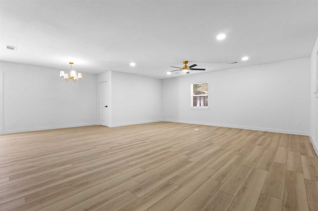 3022 Valwood Pkwy - Photo 6 of 13