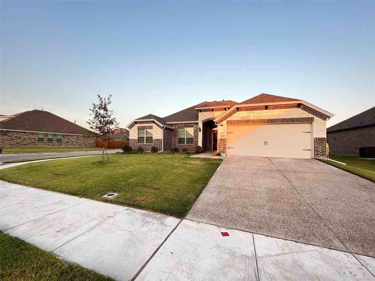 4008 Whitetail Ln - Photo 2 of 19