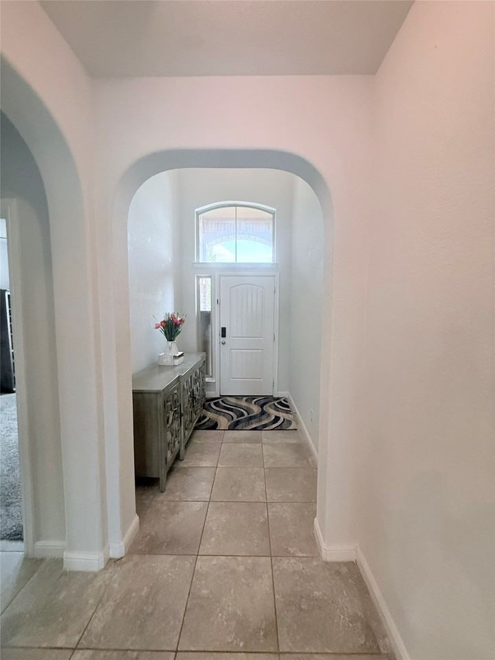 1009 Cushing Dr - Photo 2 of 18