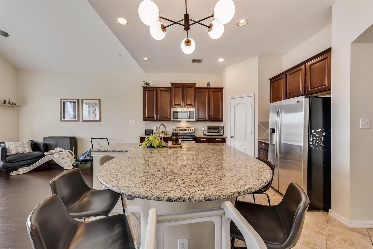 1916 Lantana Ln - Photo 5 of 18
