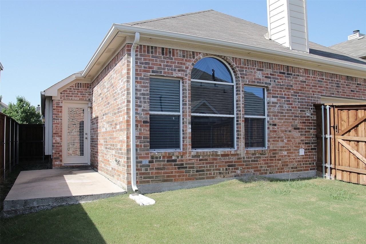 9205 Regal Oaks Dr - Photo 2 of 27