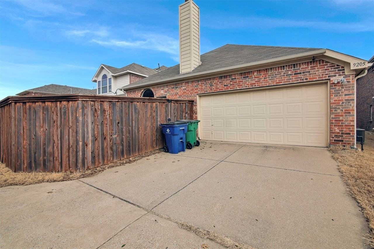 9205 Regal Oaks Dr - Photo 4 of 27