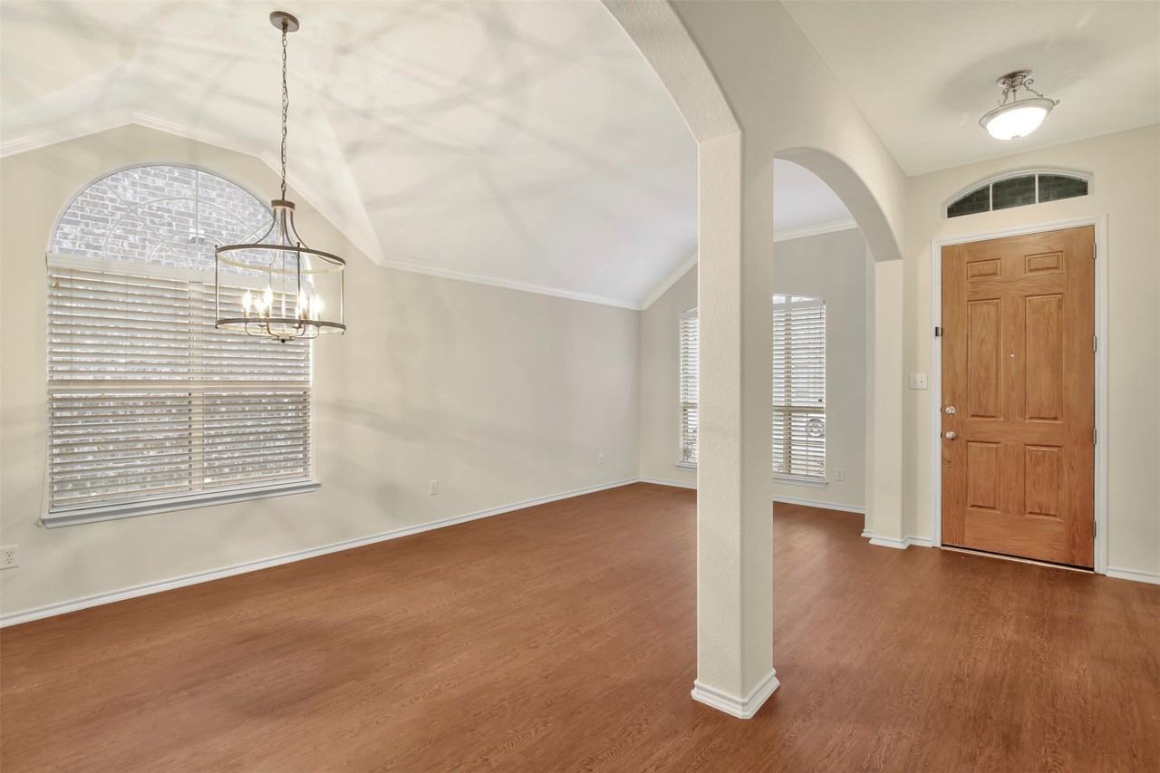 9205 Regal Oaks Dr - Photo 5 of 27